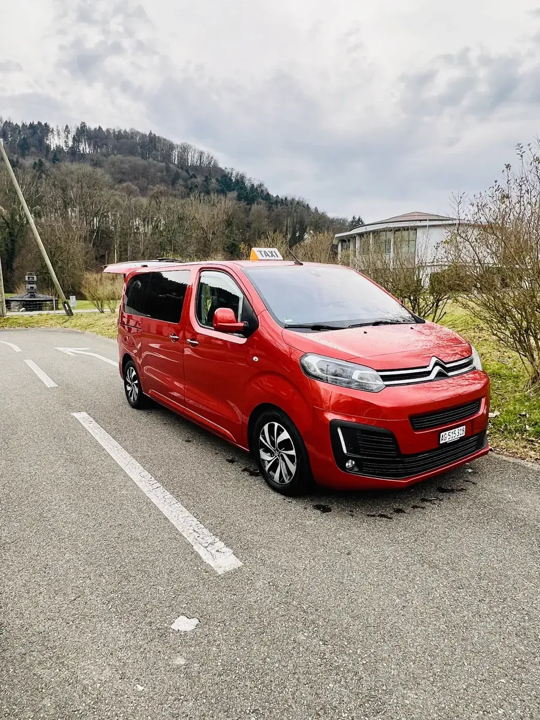 Rotes Rollstuhlfahrzeug von Aaaba Taxi